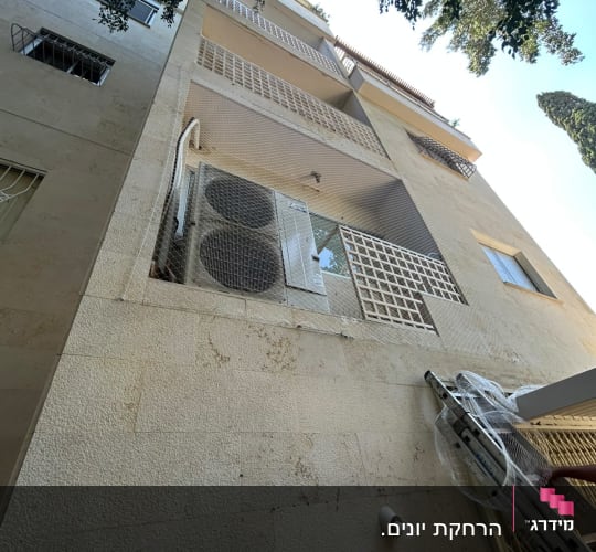 בניין עם רשתות למניעת כניסת יונים